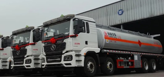 國(guó)六陜汽德龍M3000S前四后八油罐車批量發(fā)車圖片 國(guó)六陜汽德龍M3000S前四后八油罐車批量發(fā)車圖片