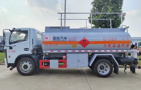 國(guó)六東風(fēng)8噸油罐車 國(guó)六東風(fēng)8噸油罐車